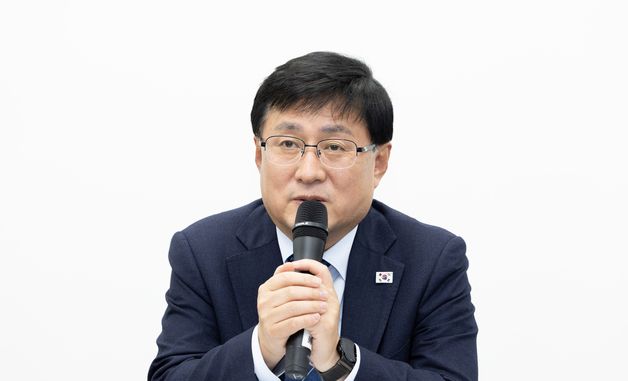 재생원료 사용 종량제봉투 제작 협약식서 인사말 하는 김성환 장관