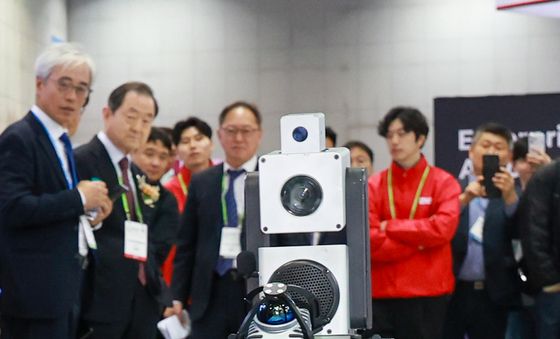 경사로 걷는 사족보행 로봇