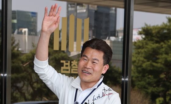 전한길, 피의자 조사 위해 검찰 소환