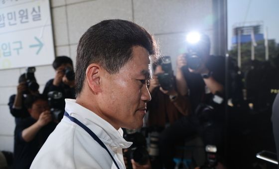 검찰 출석하는 전한길