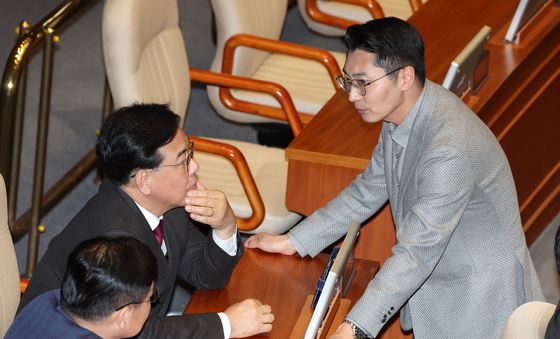 의원들과 대화 나누는 송언석