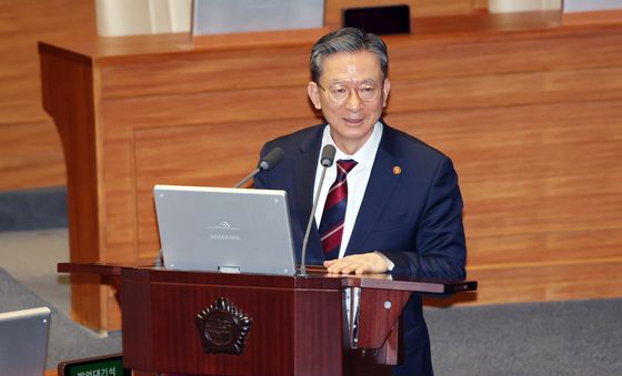 답변 이어가는 정성호 장관