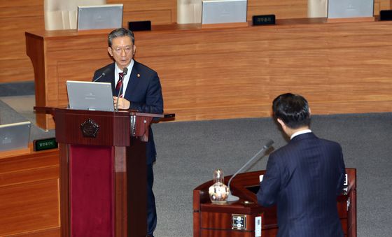 질의 답변하는 정성호 법무부 장관