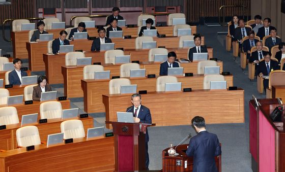 대정부질문 답변하는 정성호 장관