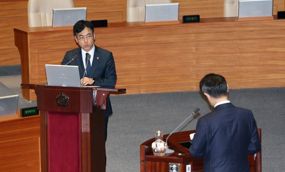 대정부질문 답변하는 김민재 차관