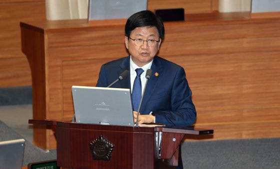 답변 이어가는 최교진 교육부 장관