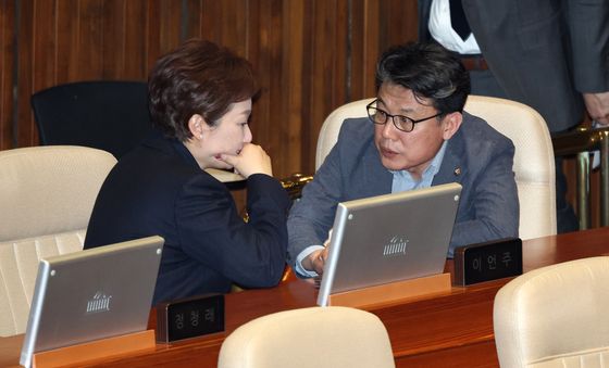 대화 나누는 이언주·진성준