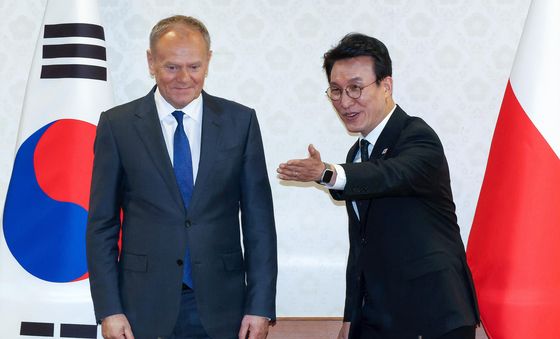 폴란드 총리 자리 안내하는 김민석 총리