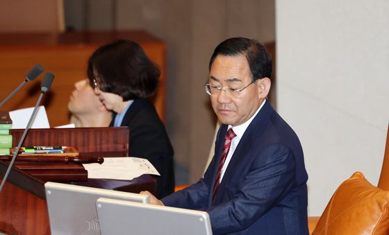 의장석 자리한 주호영 국회부의장