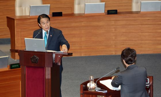 대정부질문 답변하는 권오을 국가보훈부 장관