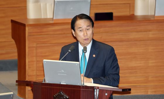 대정부질문 답변하는 권오을 장관