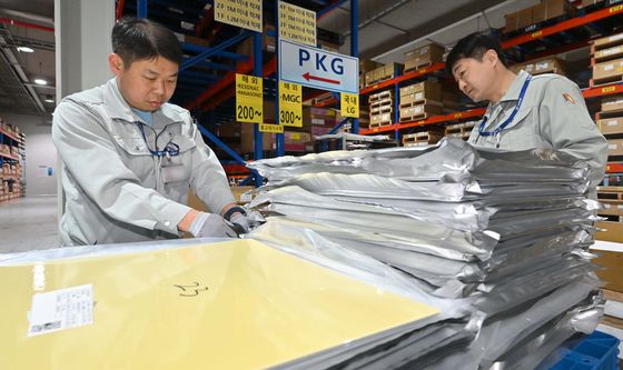 반도체 PCB 기판 원자재 출고 작업하는 관계자들