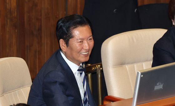 미소 짓는 정청래 대표