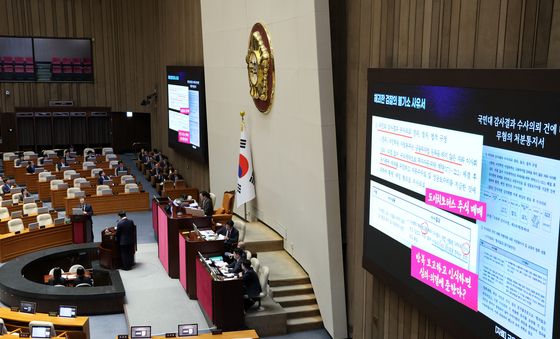 법무부 장관에게 질의하는 김영호 의원