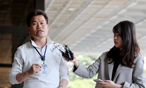 취재진 앞 선 전한길…직접 입장 표명