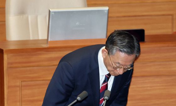 인사하는 정성호 법무부 장관