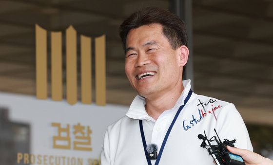 미소짓는 전한길