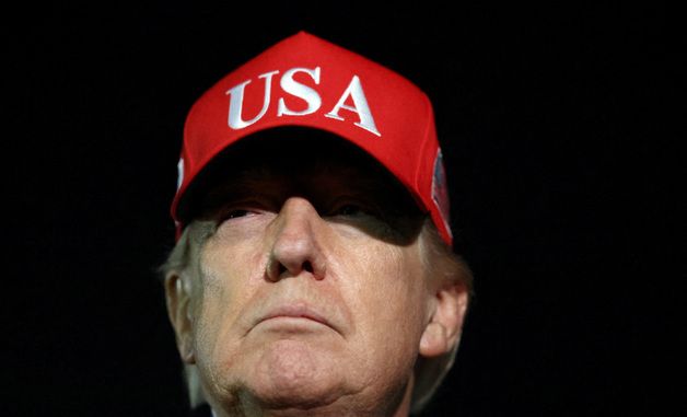 [포토] 빨간색 모자를 쓴 트럼프 대통령