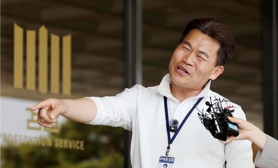 취재진 앞에 선 전한길…직접 입장 표명