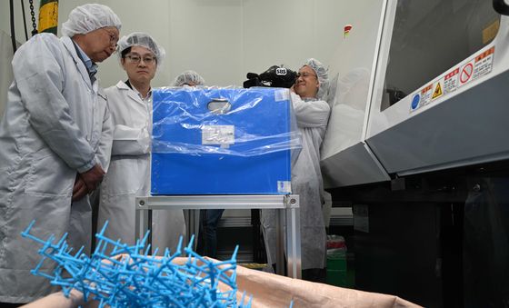 의료용품 원료 수급 상황 점검하는 김정관 장관