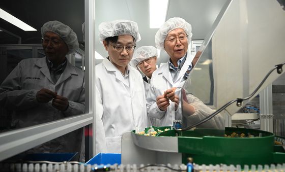 의료용품 원료 수급 상황 점검하는 김정관 장관