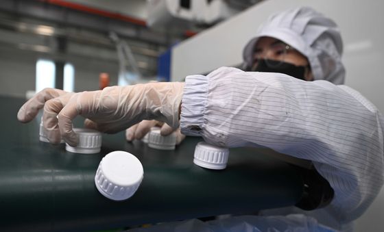 의료용품 원료 수급 상황 점검하는 관계자