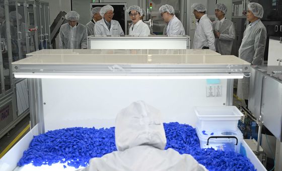 의료용품 원료 수급 상황 점검하는 김정관 장관