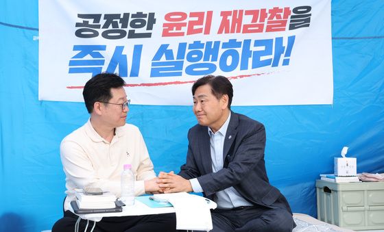 안호영 단식 농성장 찾은 김관영 지사