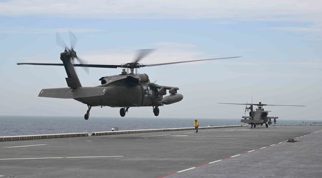 마라도함 착함하는 아파치 헬기