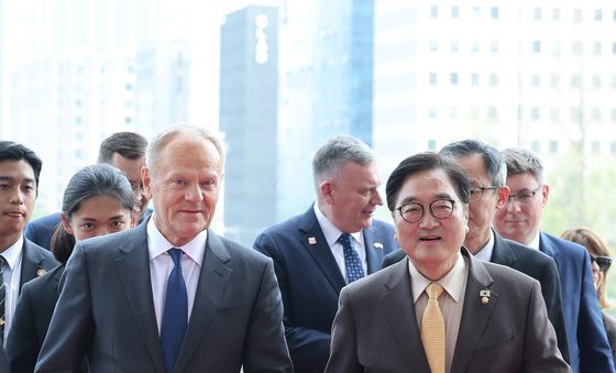 폴란드 총리와 걷는 우원식 의장