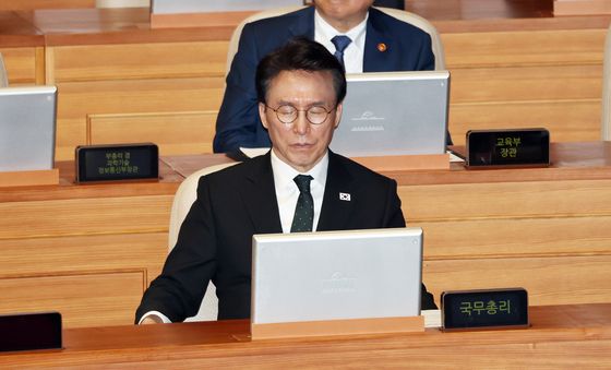 눈 감은 김민석 국무총리