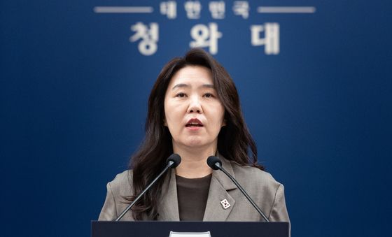 한-폴란드 정상회담 등 현안 브리핑 하는 강유정 수석대변인