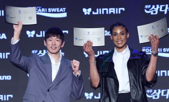 MVP 포즈 취하는 한선수·실바