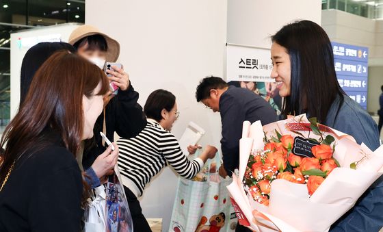 팬들에게 축하 받는 안세영