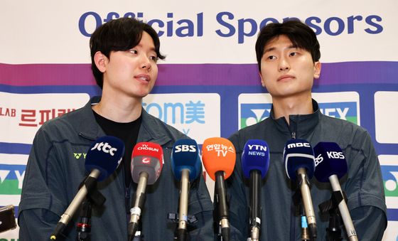 우승 소감 밝히는 배드민턴 남자복식 서승재·김원호