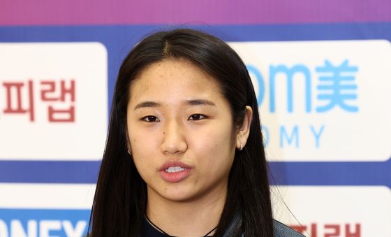 취재진 질문에 답변하는 '그랜드 슬램' 안세영
