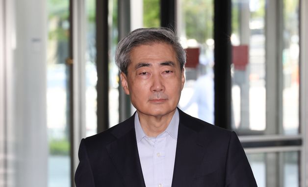 청문회 준비 사무실 들어서는 신현송 후보자