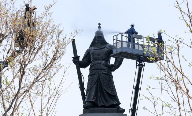 봄맞이 이순신 장군 동상 세척