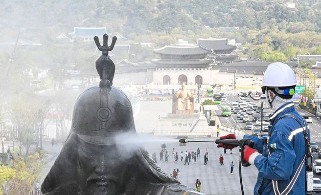 이순신 장군 동상 세척