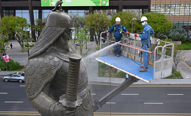 봄맞이 이순신 장군 동상 세척