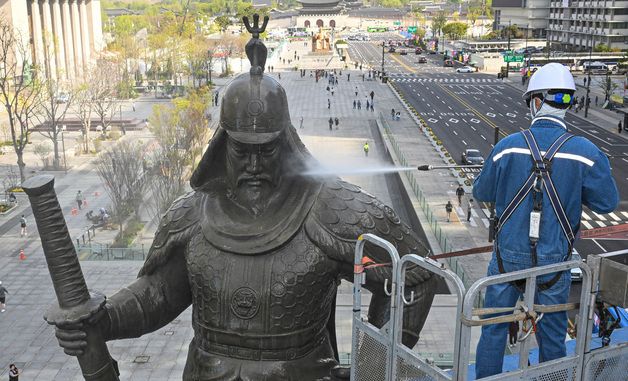 이순신 장군 동상 세척