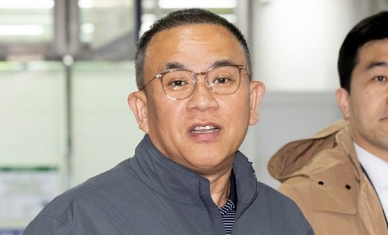 '무상여론조사 제공 의혹' 재판 출석하는 명태균