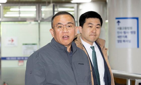 법정 출석하는 명태균