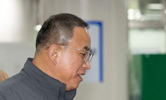 재판정 들어가는 명태균, 법정에서 윤석열 전 대통령 대면