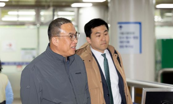 재판정 들어가는 명태균