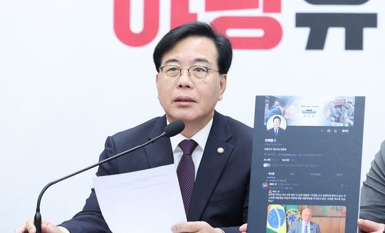 이재명 대통령 SNS 계정 비판하는 송언석