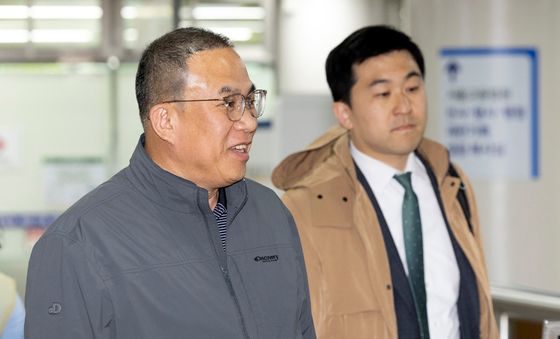'무상 여론조사 제공 혐의' 공판 출석하는 명태균