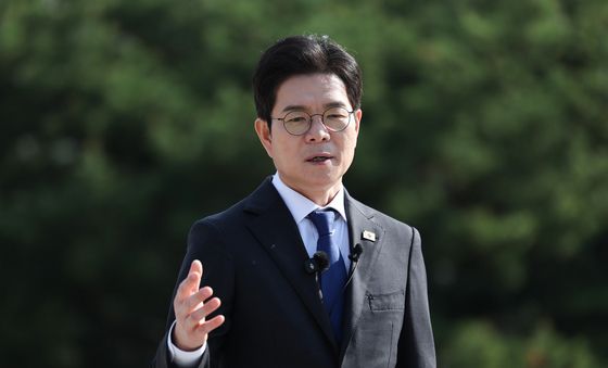 취재진 질문에 답하는 정원오 민주당 서울시장 후보