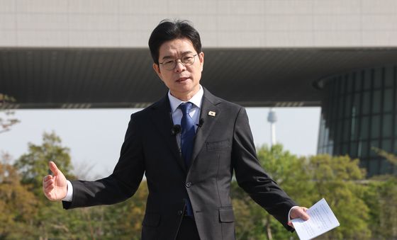 질문에 답하는 정원오 민주당 서울시장 후보