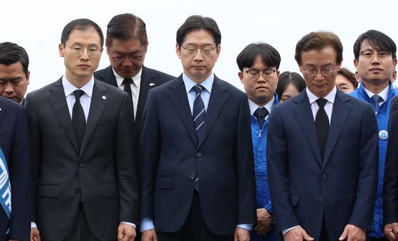 고 노무현 전 대통령 묘역 참배